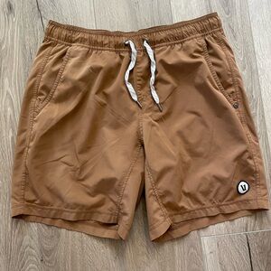 Vuori kore shorts lined 7” inseam brown excellent M 14.5” unstretched